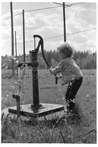 Pojke som pumpar. Pojken i bilden är Stefan Helander. (1971)
