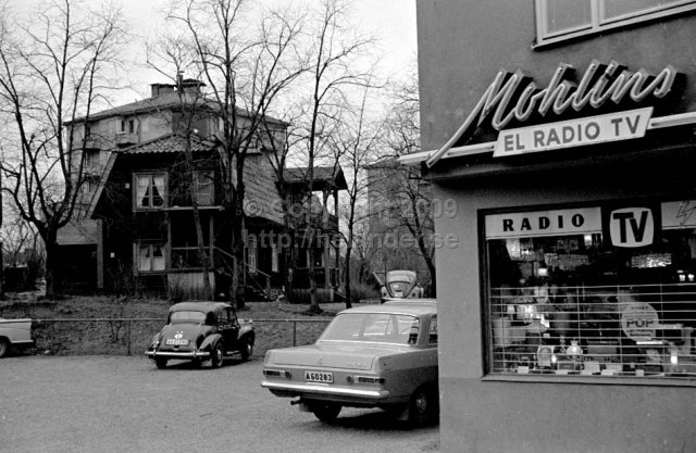 Mohlins El Radio TV, Pastellvägen 11, Johanneshov, Stockholm. (1966). Se samma plats 2011 här.