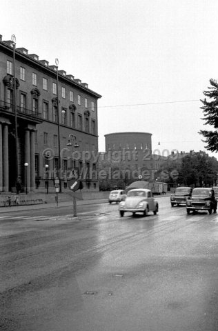 Stadsbiblioteket från Sveavägen. Handelshögskolan till vänster, en regnig dag. (1966)