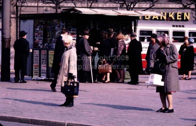 People outside a news kiosk in Kungsträdgården, Stockholm. (1960\'s)