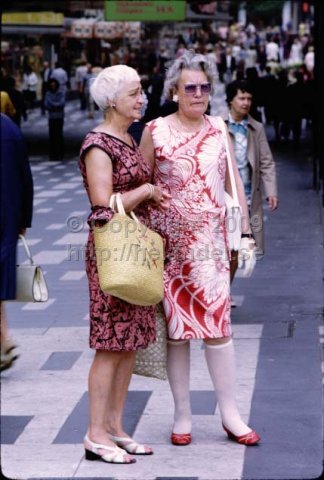 Två damer på Sergelarkaden i närheten av Sergels torg, Stockholm. (1971)