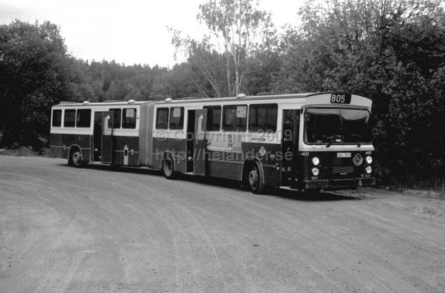 SL bus nr 6437 at the turnaround at Tyresö slott. (1987)
