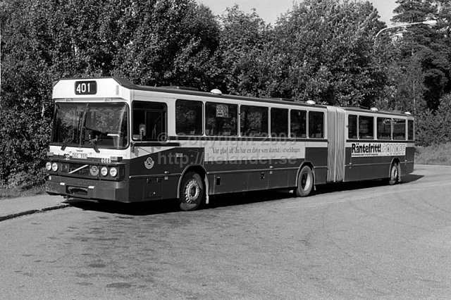 SL-bus nr 6088 on line 401 at the turnaround in Flaten, Älta, Stockholm. (1987)