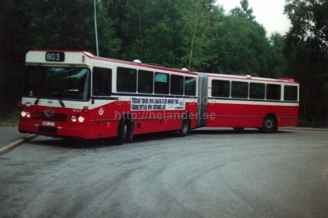 SL-buss nr 6167 på linje 803 vid vändplanen i Nyfors, Tyresö, Stockholm. (1987)