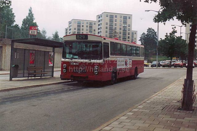 SL-bus nr 6295 on line 829 at Farsta centrum, Stockholm. (1987)