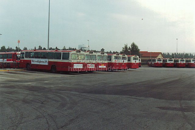 SL-bussar vid ramp vid SLs Bollmoragaraget (BAGA), Stockholm. (1987)