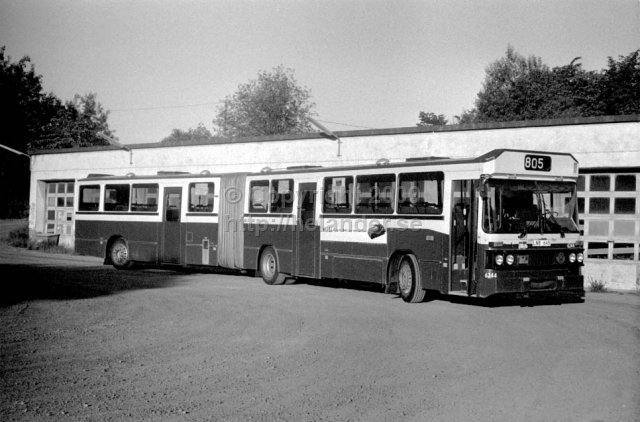SL-buss nr 6244 vid vändplanen vid Tyresö slott. (1987)