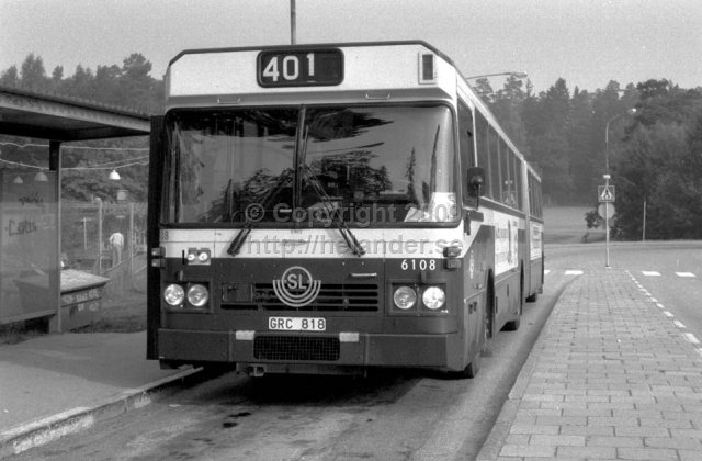 SL-buss nr 6108, frontvy vid hållplats Flaten, Älta, Stockholm. (1987)