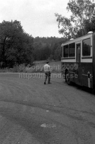 SL bus driver and bus at turnaround at Tyresö slott, Stockholm. (1987)
